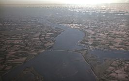 Hellegat met Haringvlietbrug en Hellegatsplein, linksonder het Haringvliet, boven het Hollands Diep, rechts het Volkerak.