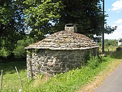 Four adossé à un talus, dos aux vents dominants à Méallet dans le Cantal.