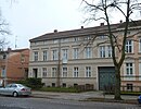 Wohnhaus mit Seiten- und Quergebäude, Hofpflasterung, Pavillon und Garten