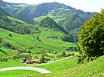 Passwangstrasse östlich von Beinwil, mit der Hohen Winde (1204 m) in der Bildmitte