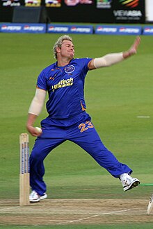 Photographie représentant Shane Warne sous le maillot des Rajasthan Royals, en 2009.