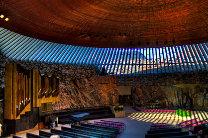 Interior da Igreja Temppeliaukio, Finlândia.