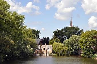 Le Lac d'Amour, à l’origine évasement naturel de la Reie, devenu ensuite lac de retenue par une écluse (le Sashuis, visible au centre gauche).