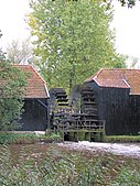 Noordkant Rechts: korenmolen; links: oliemolen