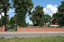 Friedhof mit Kapelle, Grabmälern und Einfriedung, an der Straße nach Hakenberg