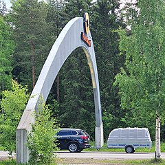 Auto ajaa sisään Ruskon jätekeskuksen Kiertokaari-portista.