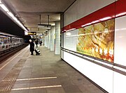 Een van de kunstwerken op het perron van het station.