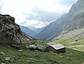 Cabane de Barrosa, au centre du cirque, au-dessous de blocs erratiques, à la naissance de la haute vallée du rio Barrosa