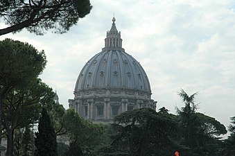 Le dôme de Saint-Pierre vu des musées du Vatican.