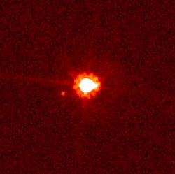 ハッブル宇宙望遠鏡によって撮影されたエリス（中央）と衛星ディスノミア（左下）の画像