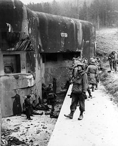 Tropes estatunidenques inspeccionant les fortificacions en 1944 (bloc 11 de l'ouvrage del Hochwald)