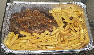 Poisson et frites avec sauce au poivre