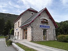 Vue d'une maison sur laquelle est inscrit : office de tourisme.