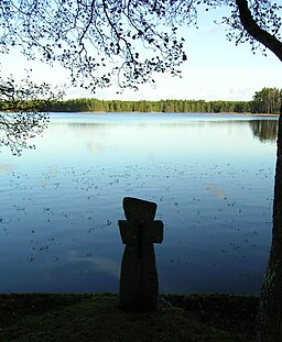 Ett stenkors vid Fängens strand