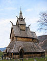 Original de la Stavkirke, église en bois debout, reproduite à l'entrée du pavillon.