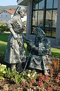 Estatua de Acuña Dando de comer al peregrino representando o auxilio a un peregrino, no albergue de Pontevedra (1999)