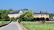 Schloss Gavnø aus der Ferne mit Zufahrtsstraße und Brücke davor