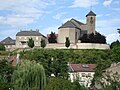 L'église Saint-Étienne sur le Rocher. À gauche, le presbytère.