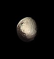 Iapetus bởi tàu vũ trụ Voyager 2, 22 tháng 8 năm 1981.