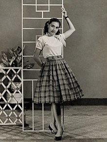 Indriati Iskak dalam foto promosi (c. 1960), oleh Tati Photo Studio