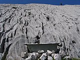 Schrattenkalk, unten eine alte Badewanne, welche als Wasserreservoir für das Vieh dient