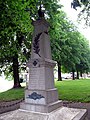 Le Monument aux morts se dresse devant l'église, mais pas de face.