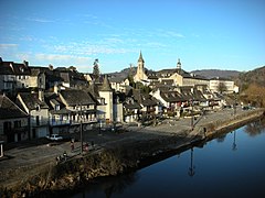 Le quai Lestourgie sur la Dordogne (vue d'Argentat-sur-Dordogne).