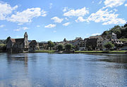 Veduta della riva d'Altillac della Dordogne e di Beaulieu-sur-Dordogne