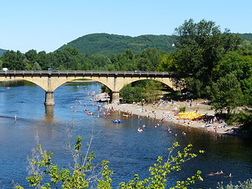 La plage le long de la Dordogne au pont de Rouffillac, à Saint-Julien-de-Lampon.