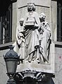 Sculpture sur le bâtiment de la Caisse de Pensions de Barcelone.