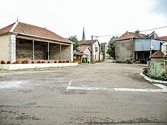 La place centrale et le lavoir.