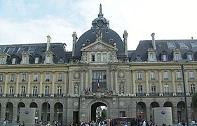 Le palais du commerce.