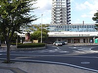 Bâtiment moderne et vitré, avec les mots Karatsu Station inscrits sur la devanture.