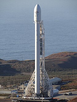 CASSIOPE v aerodynamickém krytu na vrcholu rakety Falcon 9 před startem.