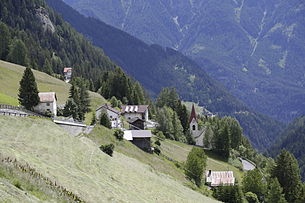 Blick von Oberspiss auf Mittelspiss mit der Expositurkirche