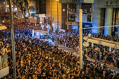 Les manifestants cédent la place à une ambulance sur le chemin Hennessy, près de la rue de l'Arsenal