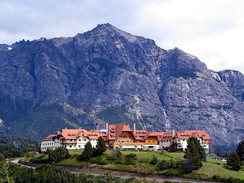 Vue de l'hôtel Llao Llao près de Bariloche, avec le Cerro López à l'arrière-plan (2 075 mètres).