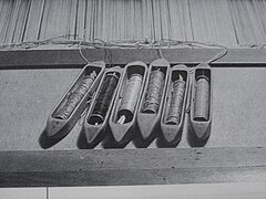 Boats with square-ended recesses are intended for bobbins with end flanges. Other shuttles have round-cornered recesses. They are often intended for use with paper quills (tubes of rolled paper).