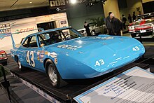 Une voiture bleue exposée dans un musée.