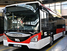 Photographie couleur d'un bus à l'arrêt numéroté 52 et en direction de Vaulx-en-Velin.