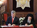 Ukrainan presidentti Petro Porošenko ja Bartolomeos allekirjoittavat pöytäkirjan Ukrainan ortodoksisen kirkon perustamiskokouksen jälkeen.