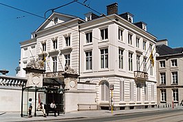 Hotel Errera aan de Koningsstraat, links de lage façade van het BOZAR