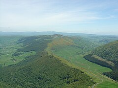 Route du versant Est et vallée de l'Impradine vus depuis le sommet du puy Mary.