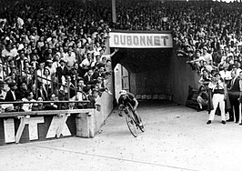 28 juli 1935, Ronde van Frankrijk, 21e etappe Caen-Parijs. Onder enorme belangstelling rijdt de Belg Romain Maes, etappe- en Tourwinnaar, het stadion Parc des Princes binnen