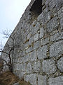 Außenseite der Westmauer des Palas mit Buckelquadern und glatt behauenen Tuffsteinen