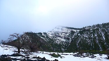 Volcán de Las Arenas nevado en marzo de 2011. Este volcán de 1525 msnm se encuentra en la vertiente meridional de la cordillera.