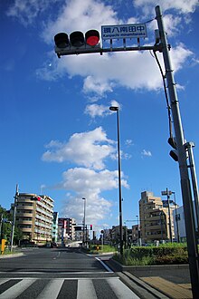 環状八号線の真上に雲が連なっている写真