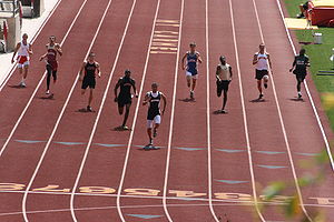 Recta final de una carrera de 400m hombres.