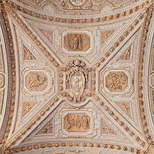 Plafond d'un portique d'une chapelle de la basilique. Septembre 2022.