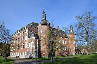 Château de Monceau-sur-Sambre datant des XVIIe et XVIIIe siècles[124].